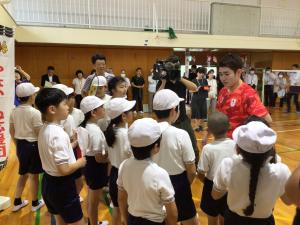 保木選手とお話をする子どもたち