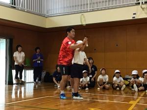 保木選手に打ち方を教わる2年生