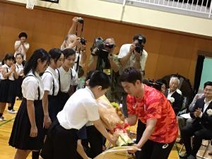 保木選手にメッセージをプレゼントする6年生