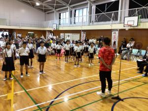 保木選手に校歌を届ける日積小の子どもたち