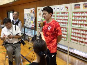 インタビューを受ける保木選手