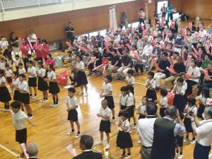 地域の方とともにエールを送る子どもたち