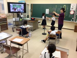 伊陸小の子どもと遠隔でつながる1年生の授業風景
