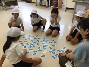休み時間にカードゲームを楽しむ2年生