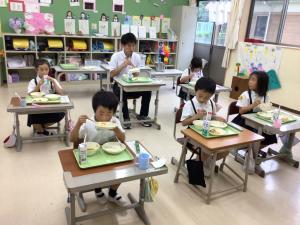 平郡東小の友達と先生と一緒に給食を食べる様子