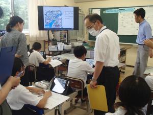 課題に取り組む子どもたち