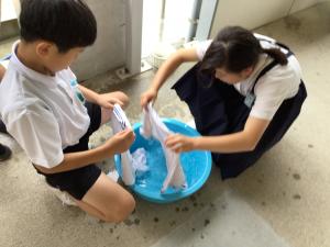 すすぎをする子どもたち