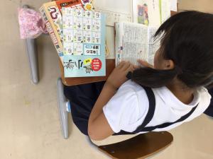 真剣に国語辞典をめくる子ども