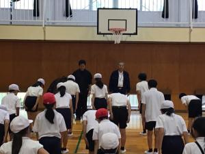指導者の方にお礼を言うところ