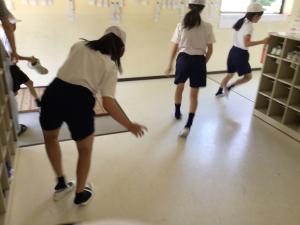 室内に避難していく様子