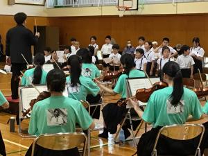 演奏に合わせて歌う子どもたち