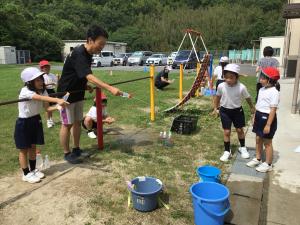 的当てに先生も挑戦する様子