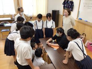 手縫いのお手本を見せてくださる講師の先生