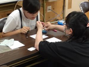 熱心に教わる子ども