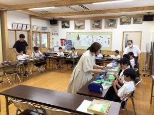 いっしょうけんめい作る子どもたち