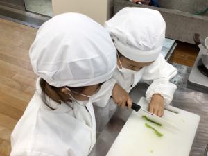 野菜を切る2年生