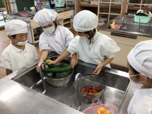 野菜を洗う1年生
