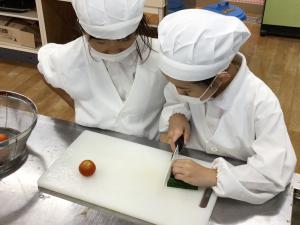 野菜を切る1年生