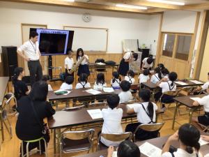 模型を使って体験する子どもたち