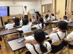 クイズに答える子ども