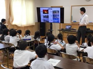 画面を真剣に見る子ども