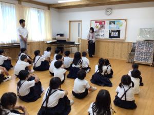 生徒指導の先生のお話を聞く子どもたち