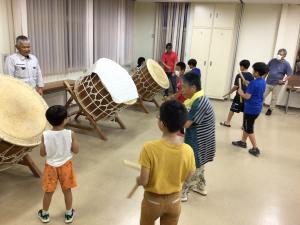 太鼓を教わる子どもたち