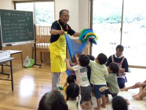 手品に身を乗り出す園児たち