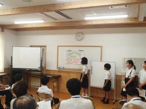 全体に報告する様子