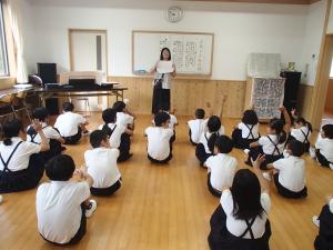 ふわふわ言葉についての話を聞く子どもたち