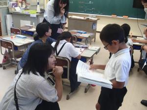 先生に説明を聞いてもらうところ