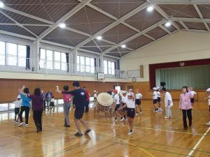 踊りの練習をする様子