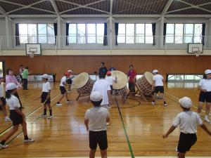 踊りの練習をする様子