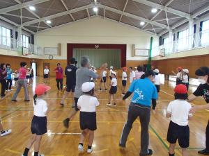 踊りを教わる子どもたち