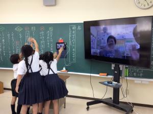 平郡東小の友達に手を振る子どもたち