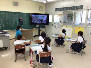 他校の発表を聞いている子どもたち