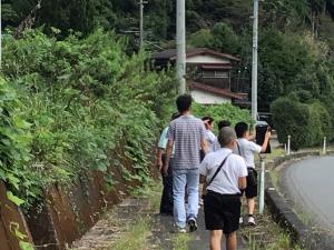 道路を歩いていく子どもたち