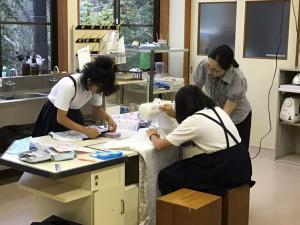ミシンで作品を作るところ