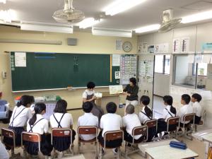 読みきかせを聞く5・6年生