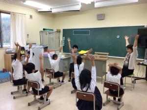 体操をする3・4年生