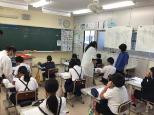 自分の短所をプリントに書くところ