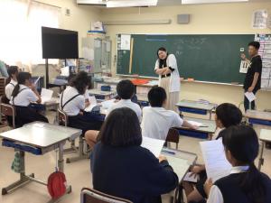 スクールカウンセラーの説明を聞くところ