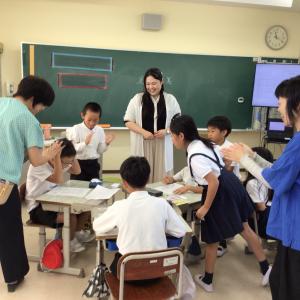 成功を祝う子どもたち