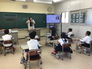 話を聞く子どもたち