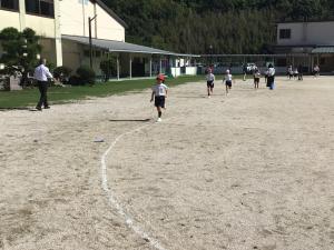 グラウンドを走る子どもたち