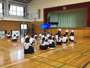詩の暗唱をする2年生