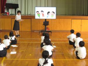 校長の話を聞く子どもたち