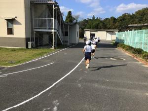 新しいコースを走る子どもたち