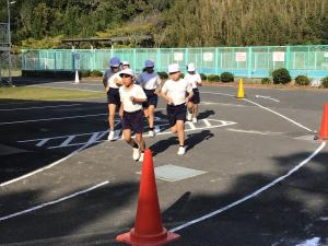 新しいコースを走る子どもたち
