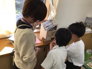 ガチャをする子ども